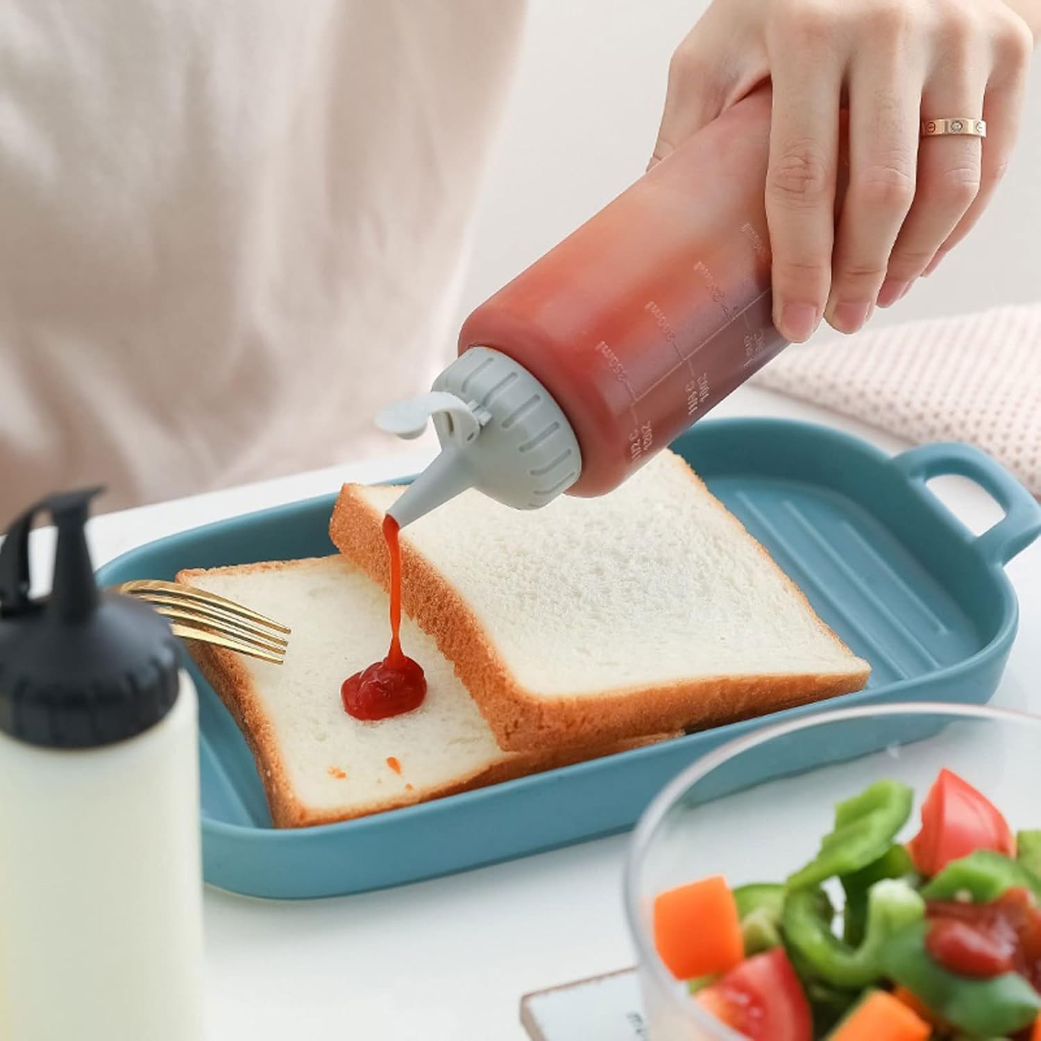 KeuLen Seasoning Jar Squeeze Oil Bottle with Sealing Cap