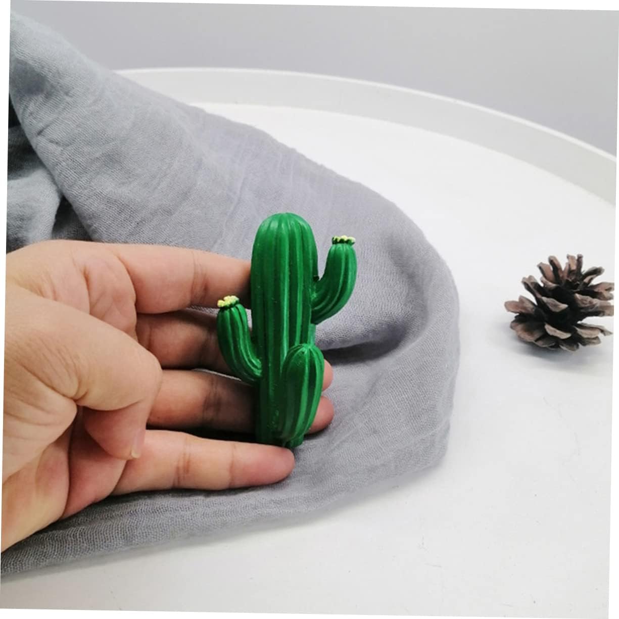 BESTonZON 2pcs Cactus Hook Resin Wall Storage Hooks