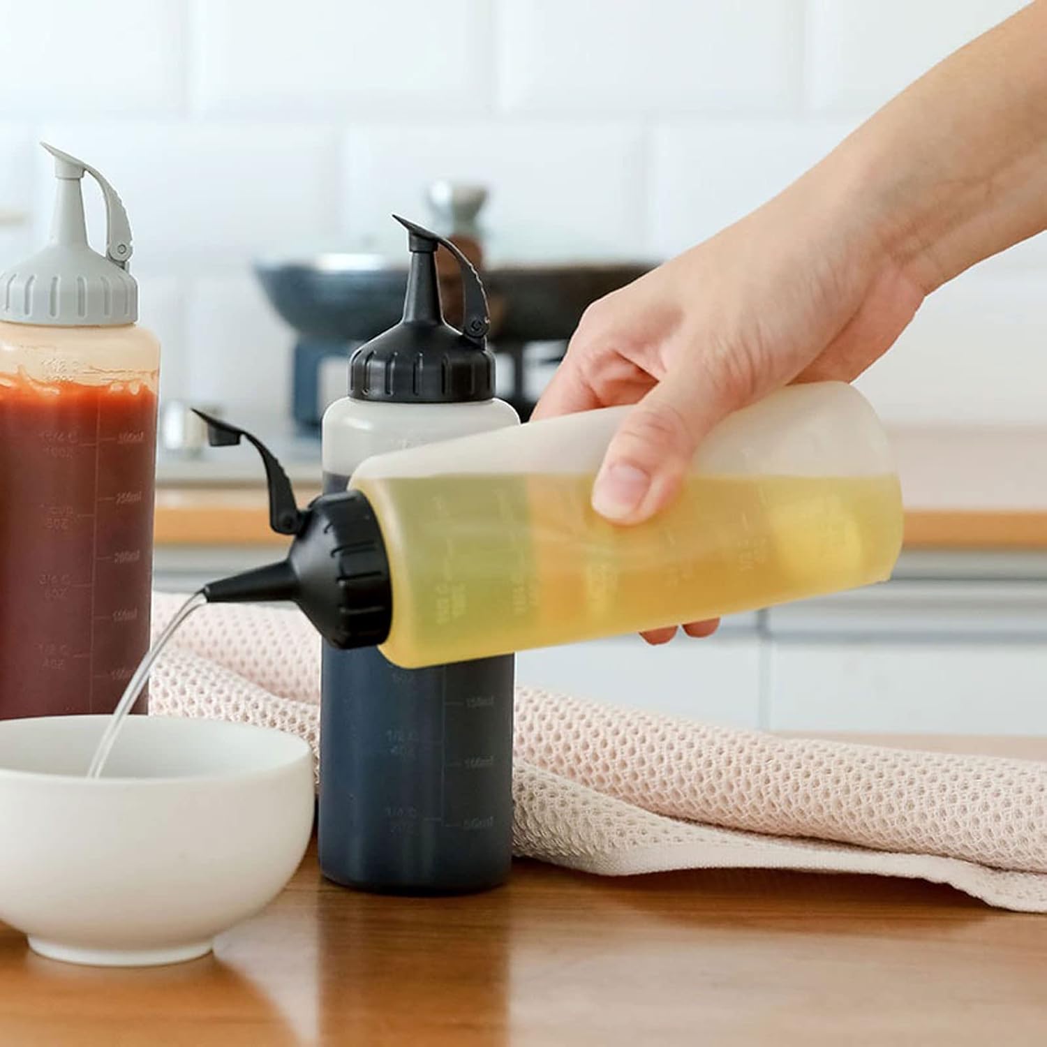 KeuLen Seasoning Jar Squeeze Oil Bottle with Sealing Cap
